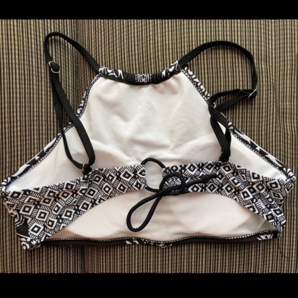 || Cupshe || Halter Bikini Top - Picture 2 of 4
